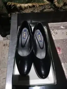 Sepatu wanita kulit sintetis
