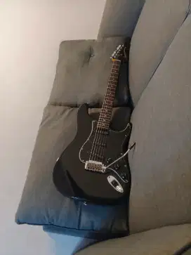 Squier Standard Series Stratocaster Black Matching Headstock Original
