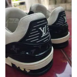 PreLoved Sepatu LV Trainer Sneaker size 36,5