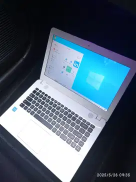 Laptop pemakaian pribadi merek ASUS