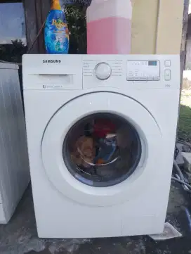 Mesin cuci Samsung inverter mulus seperti baru
