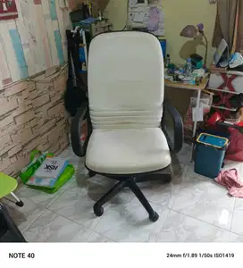 kursi kantor pimpinan, biasa dipakai anak tapi sudah keluar negeri