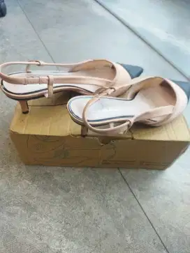 Sepatu wanita merek Zara, uk 40. Warna Pink list hitam. Hak tinggi.
