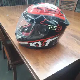 Helm motor kyt rc7.