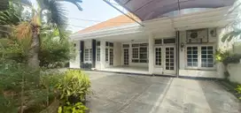 Rumah Jalan Sumatra Pusat Kota Surabaya dekat ke Plaza Surabaya