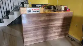 Meja kasir kayu