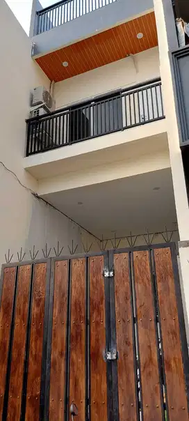 Rumah 2,5 Lantai Luas 3,5x17 60m2 2KT di Makaliwe Grogol Jakarta Barat