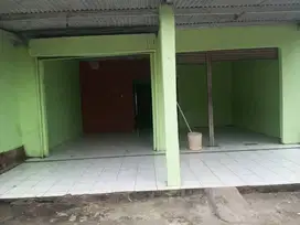 Di Kontrakan tahunan 2 Kios di pinggir jalan