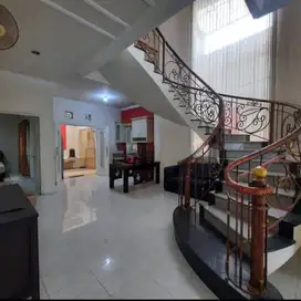 Dijual dan Disewa Rumah Classic Modern 2 Lantai Tenggilis Utara