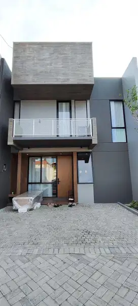Rumah Central Park MERR, Baru Gress, Layout Ciamik, Banyak Bonus
