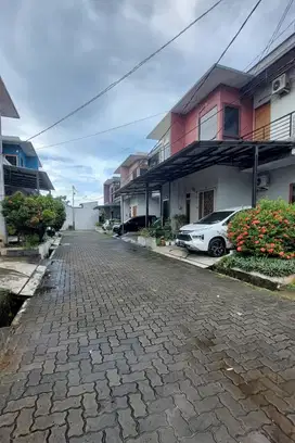 dijual rumah 2 lantai townhouse Meruya Jakarta barat