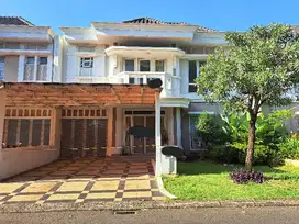 Dijual segeraRumah menghadap  Boulevard Vernonia, Summarecon Bekasi