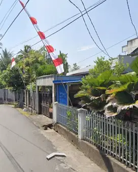 Disewakan rumah di Jln Krida Malalayang dengan parkiran luas