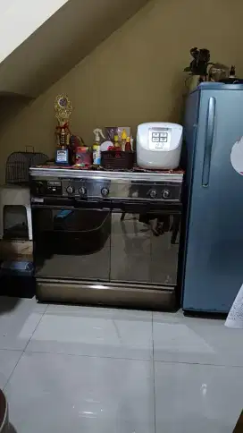 Kompor 4 tungku dan oven