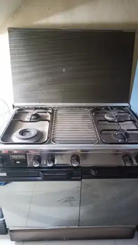 Kompor 4 tungku dan oven