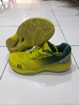 DIJUAL SEPATU BADMINTON RS LIKE NEW