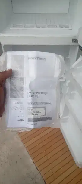 Dijual kulkas 2 pintu merek polytron