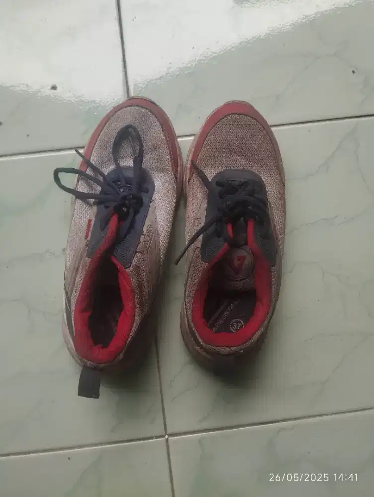 Sepatu Aerostreet