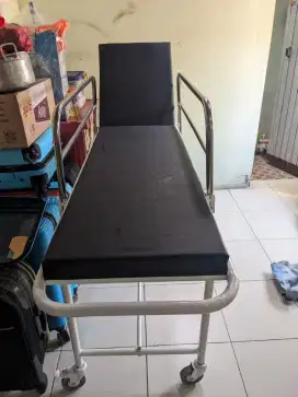 Ranjang besi untuk orang sakit