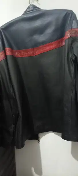 Jaket kulit pria bekas awal perjuangan di perantauan