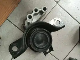 1 set Engine monting Ertiga