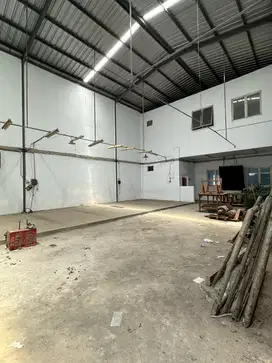 Disewakan gudang bonus kantor di komplek pergudangan di Daan Mogot