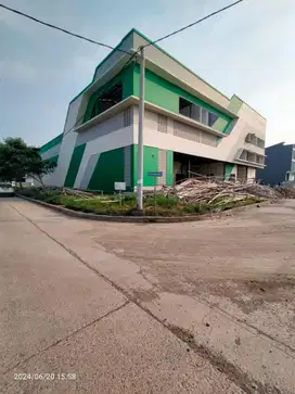 DIJUAL GUDANG DI KOMPLEK PERGUDANGAN LAKSANA 2.790m² 3 LANTAI