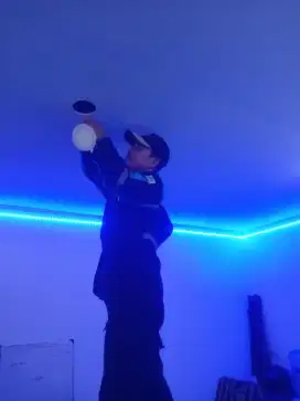Tukang listrik instalasi perumahan pasang saklar lampu MCB