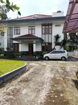 Rumah Luas 2 lantai di kawasan sejuk Lembang