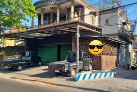 RUMAH MEWAH 3 LANTAI DENGAN TOKO DI LANTAI SATU. DEKAT MERR