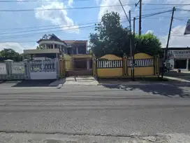 Rumah Nuansa Kayu Jati Lawas Dekat Jalan Adi Sucipto Karangasem Solo