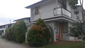 Disewakan  Rumah posisi Hook di CENDANA PARC Karawaci