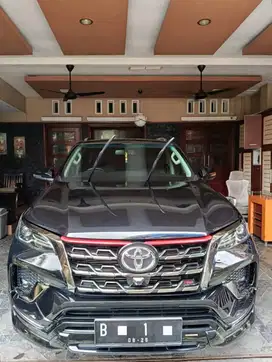 Toyota Fortuner 2.4 TRD (2021)
