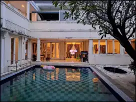 RUMAH MEWAH + KOLAM RENANG DI KOKPLEK DUREN SAWIT