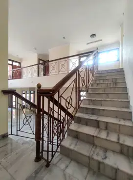 rumah disewakan 2 lantai di cilandak (kolam renang)