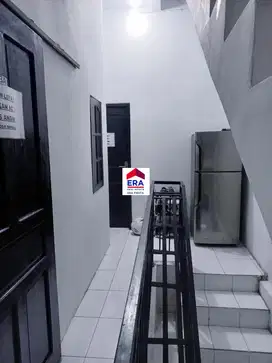 JUAL CEPAT KOST FULL FURNISHED 3.5 LANTAI DI JALAN RAYA TAMAN CIBODAS