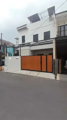Jual Rumah di Dukuh Zamrud Kota Bekasi 3 Lantai Rooftop Akses 2 Mobil