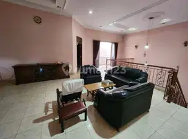 Dijual rumah Taman Surya Boulevard semi furnish