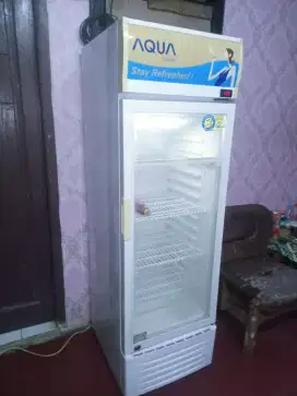 Showcase pendingin minuman AQUA