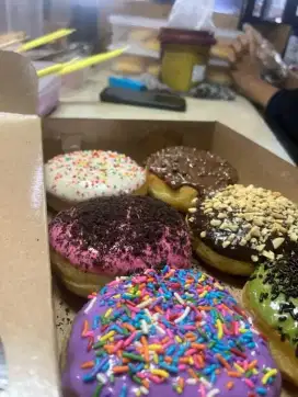 Jaga lapak makanan donat