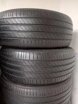 4 biji ban copotan ukuran 215/55 R17 merk Michelin kondisi sesuai foto