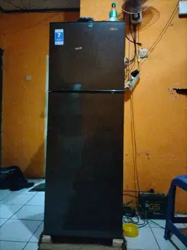 Kulkas 2 pintu merk Aqua