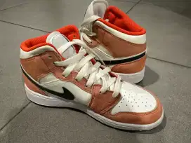 Nike Air Jordan 1 Mid SE Orange Suede