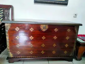 Peti Antik Kuno Bahan Kayu Jati Tua. Pajangan Antik