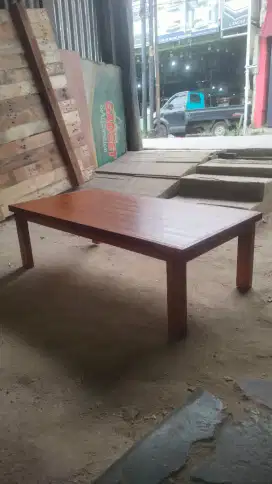 Meja lesehan sebaguna