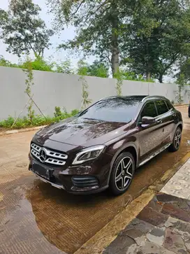 Mercedes Benz GLA 200 Metalic Brown