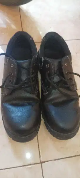 sepatu safety buat kerja kantoran atau security