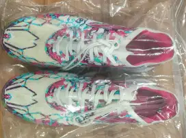 MILLS Sepatu Futsal Xyclops Kaldera In White / Magenta / Purple