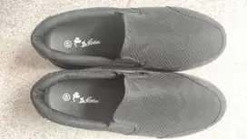 Sepatu dr Kevin ORI hitam ukuran 42, masih bagus, ringan, jarang pakai