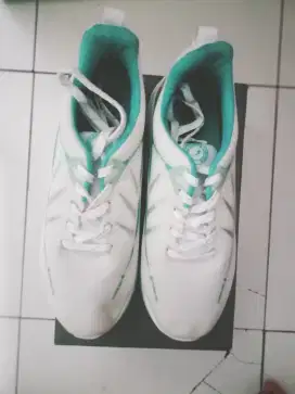 Sepatu running saganext